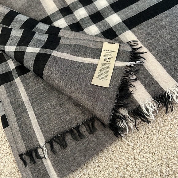 Authentic Burberry Giant check Wool & Silk Scarf. Grey and black. 220x70cm - Picture 4 of 6